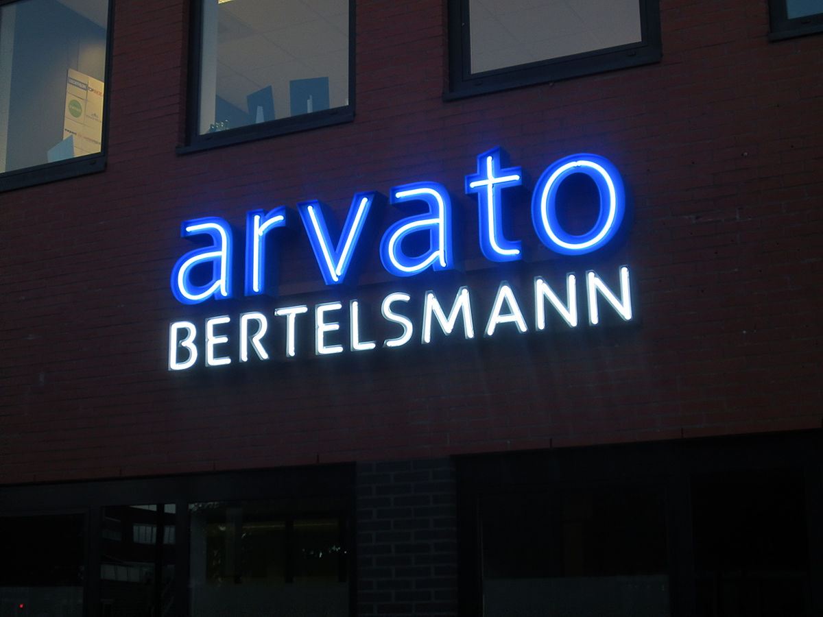 Neon lichtreclame verlichte doosletters voor Arvato Bertelsmann en Afterpay in Heerenveen Friesland