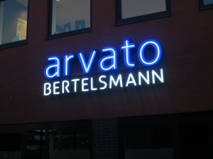 1neon verlichte letters gevelreclame doosletters arvato bertelsmann heerenveen burgum leeuwarden friesland