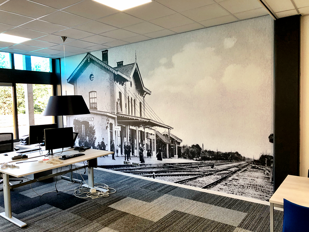 airtex-fotobehang-op-muur-treinstation-oude-foto-ansichtkaart-prentkaart-vergroot-Burgum-Feanwalden-Friesland