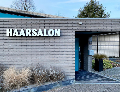 LED lichtreclame doosletters op frame haarsalon kapper oudega friesland.jpg