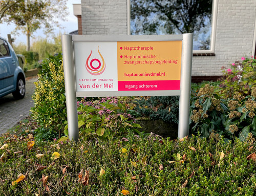 geanodiseerd aluminium reclamezuil met dubbelzijdige reclamebord voor haptonomie van der mei heerenveen friesland