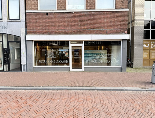 folie beplakken reclame belettering ramen met witte folie binnenkant geplakt turquoise massage leeuwarden friesland
