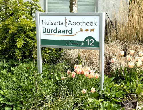 aluminium reclamezuil met bord logo huisarts burdaard friesland