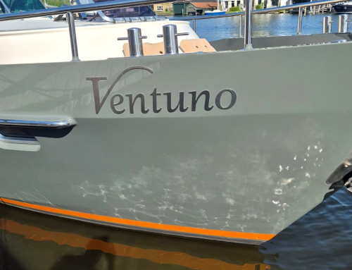 geborsteld geslepen RVS letters naam boot Ventuno friesland