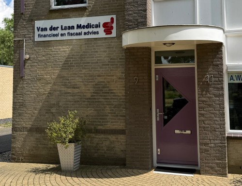 8mm acrylox kunsstof letters logo naam op dibond bord tegen gevel steen van der laan medical drachten friesland
