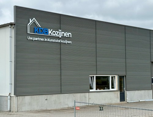 8mm kunststof acrylox logo reclame letters op frame tegen damwand voor KDB kozijnen in Buitenpost Friesland