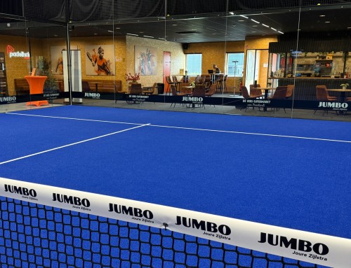 baan strook belettering reclame logo bedrijfsnaam letters op raam indoor padelbaan joure friesland
